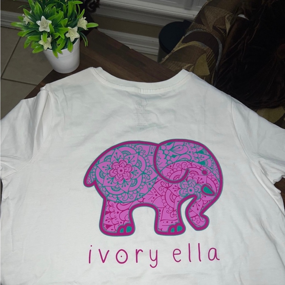 Ivory Ella Elephant T-Shirt Women Short Sleeve Crew Neck, NWOT SPring Summer‎